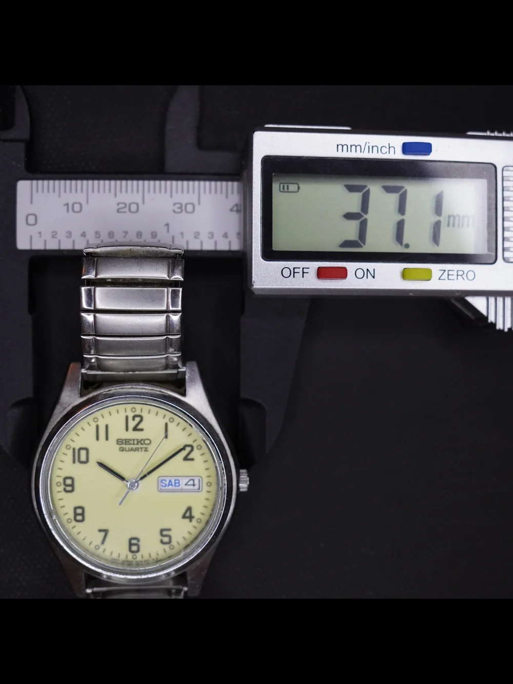 Seiko Quartz 1996 Day Date Mens Watch 7N43-9048 Cream Dial Stainless Steel Japan